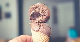 Chocolade ijs maken met ijsmachine